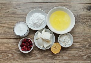 Меренговый рулет с клюквой