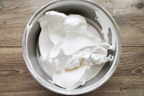 Меренговый рулет с клубникой