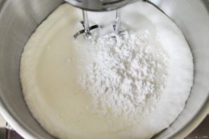 Меренговый рулет с клубникой