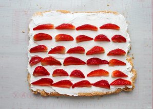 Меренговый рулет с клубникой