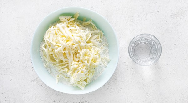 Нежный пирог с зеленью и кедровыми орехами, пошаговый рецепт с фото Нежный пирог с зеленью и кедровыми орехами, пошаговый рецепт с фото