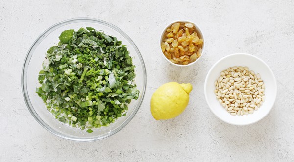 Нежный пирог с зеленью и кедровыми орехами, пошаговый рецепт с фото Нежный пирог с зеленью и кедровыми орехами, пошаговый рецепт с фото