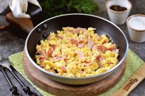 Нежный скрэмбл с беконом Нежный скрэмбл с беконом