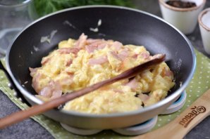 Нежный скрэмбл с беконом Нежный скрэмбл с беконом