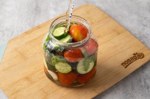 Огурцы и помидоры с базиликом на зиму