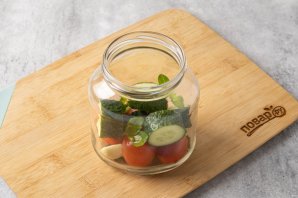 Огурцы и помидоры с базиликом на зиму