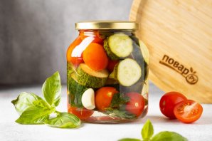 Огурцы и помидоры с базиликом на зиму