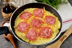 Омлет с колбасой и лапшой быстрого приготовления Омлет с колбасой и лапшой быстрого приготовления