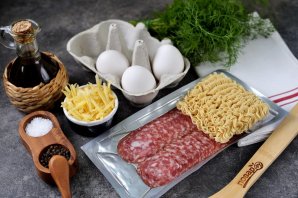 Омлет с колбасой и лапшой быстрого приготовления Омлет с колбасой и лапшой быстрого приготовления