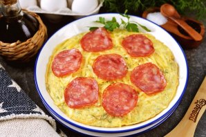 Омлет с колбасой и лапшой быстрого приготовления Омлет с колбасой и лапшой быстрого приготовления