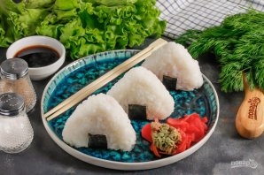 Онигири с лососем