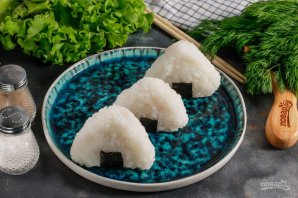 Онигири с лососем