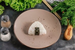 Онигири с лососем