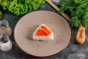 Онигири с лососем