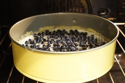 Открытый пирог с творогом и ягодами на песочном тесте