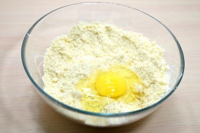 Открытый пирог с творогом и ягодами на песочном тесте