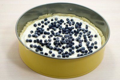 Открытый пирог с творогом и ягодами на песочном тесте