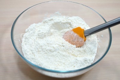 Открытый пирог с творогом и ягодами на песочном тесте