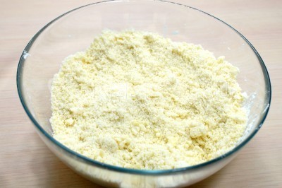 Открытый пирог с творогом и ягодами на песочном тесте