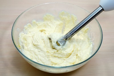 Открытый пирог с творогом и ягодами на песочном тесте