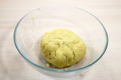 Открытый пирог с творогом и ягодами на песочном тесте