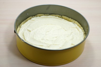 Открытый пирог с творогом и ягодами на песочном тесте