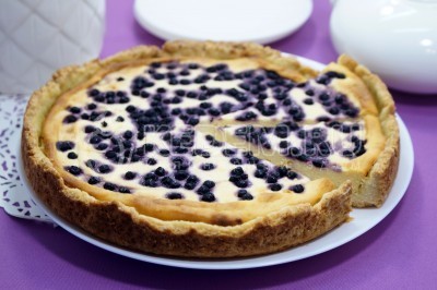 Открытый пирог с творогом и ягодами на песочном тесте