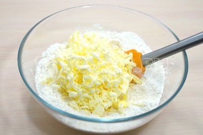 Открытый пирог с творогом и ягодами на песочном тесте