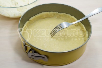 Открытый пирог с творогом и ягодами на песочном тесте