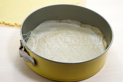 Открытый пирог с творогом и ягодами на песочном тесте