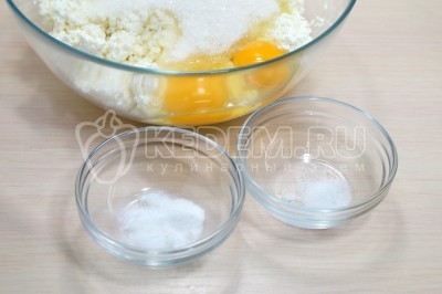 Открытый пирог с творогом и ягодами на песочном тесте