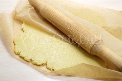 Открытый пирог с творогом и ягодами на песочном тесте