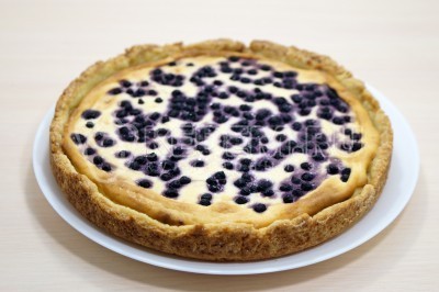 Открытый пирог с творогом и ягодами на песочном тесте