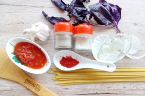 Паста с томатным соусом и базиликом