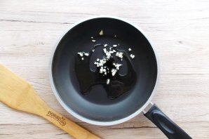 Паста с томатным соусом и базиликом