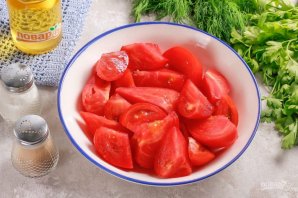 Пикантная закуска из помидоров