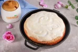 Пирог с персиками и меренгой