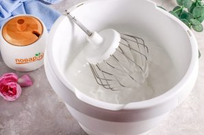 Пирог с персиками и меренгой