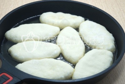Пирожки с картошкой жареные на сковороде