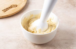 Пита начиненная хумусом и весенним салатом