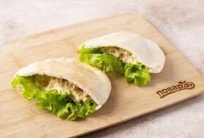 Пита начиненная хумусом и весенним салатом