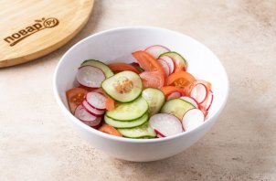 Пита начиненная хумусом и весенним салатом