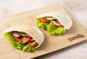 Пита начиненная хумусом и весенним салатом