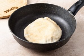 Пита начиненная хумусом и весенним салатом