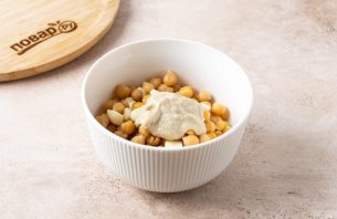 Пита начиненная хумусом и весенним салатом