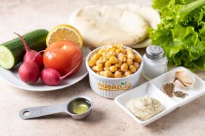 Пита начиненная хумусом и весенним салатом