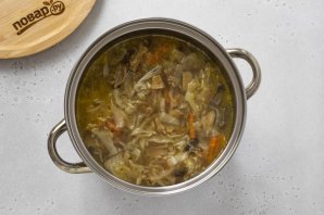 Постные щи из свежей капусты с сушеными грибами