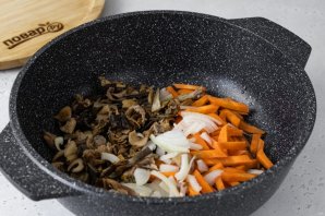 Постные щи из свежей капусты с сушеными грибами