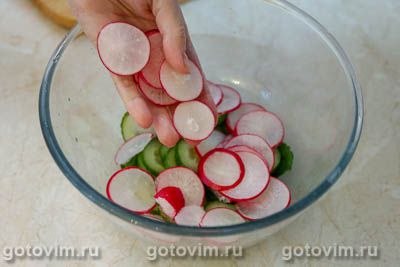 Салат из рукколы с огурцом, редисом и яйцом