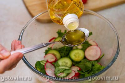 Салат из рукколы с огурцом, редисом и яйцом